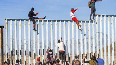 Varios migrantes saltaron el muro fronterizo entre México y EEUU desafiando a las autoridades estadounidenses./EFE.