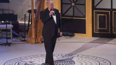 El presidente electo de los Estados Unidos, Donald J. Trump, habla durante la Cena a la Luz de las Velas en Union Station, un día antes su toma de posesión. Foto: EFE