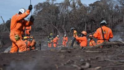 Las lluvias no solo afectan al volcán de Fuego. El Santiaguito también presenta el descenso de un lahar moderado por el río Nimá I. EFE