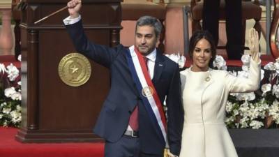 Paraguay's new President Mario Abdo Benitez (L) walks next to his wife Silvana Lopez Moreira during his inauguration ceremony in Asuncion, on August 15, 2018.Mario Abdo Benitez, of the right-wing Colorado party, was sworn-in Wednesday as President of Paraguay, with the challege of getting to agreements with the opposition. / AFP PHOTO / NORBERTO DUARTE