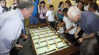 Tim Kaine y John Cornyn compartieron con los beneficiarios en el centro de alcance. Fotos: Wendell Escoto y Amilcar Izaguirre.