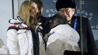 Ivanka Trump, hija del Presidente de EUA junto al general norcoreano Kim Yong Chol durante la ceremonia de clausura de los Juegos de la Paz.