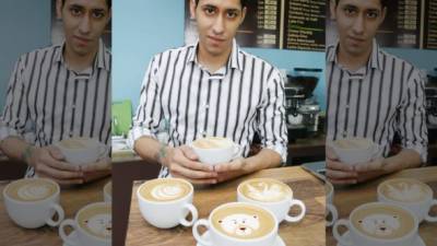 El barista Carlos Patiño comparte alguna de sus creaciones artísticas en las tazas de café. Foto: Amílcar Izaguirre.