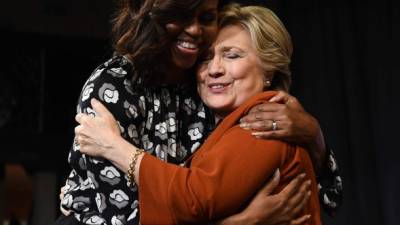 Hillary Clinton y Michelle Obama aparecieron juntas en su primer evento de campaña en Carolina del Norte y se fundieron en un abrazo. Luego se cubrieron de elogios y le pidieron a la gente que ayudara a volcar a su favor un estado vital para los demócratas.