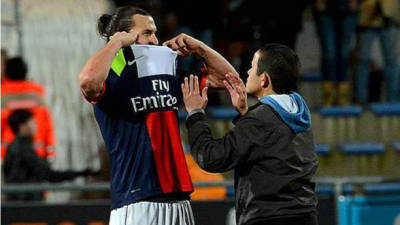 Ibrahimovic le regaló su camisa a un aficionado.