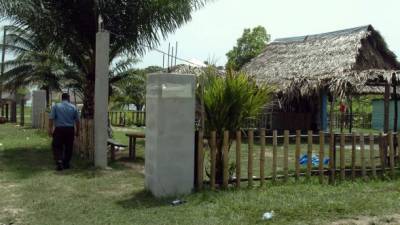 El ataque ocurrió en una caseta cerca de la playa de la comunidad de Perú cuando las víctimas disfrutaban de una fiesta.