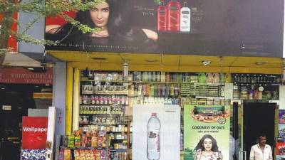Un negocio en Mumbai, India, publicita el champú TRESemmé de Unilever.