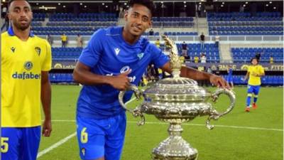 Antony 'Choco' Lozano celebró con el Trofeo Carranza.