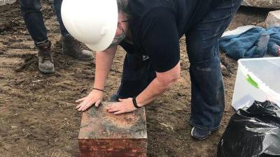 La caja del tiempo se encontró bajo el pedestal de la estatua ecuestre del general Lee, jefe del ejército confederado que defendió la esclavitud durante la Guerra de Secesión.