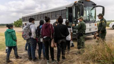 Miles de migrantes cruzan a diario la frontera sur de EEUU para pedir asilo./AFP.