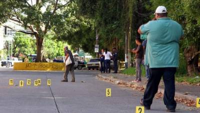 Una gran cantidad de casquillos de bala quedaron esparcidos en toda la avenida El Ceibón, frente a una zona comercial en El Sauce, La Ceiba.