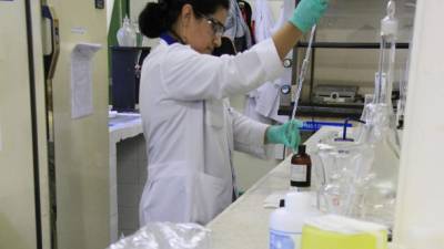 El personal de laboratorio de la concesionaria somete las muestras a análisis fisicoquímicos. Foto: Cristina Santos.