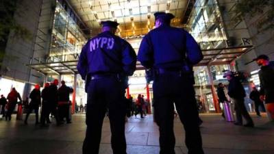 Dos agentes de la policía de la ciudad de Nueva York fueron registrados este jueves al custodiar una zona donde se investigó la presencia de un paquete sospechoso, dentro del centro comercial Time Warner, en el Columbus Circle de Nueva York, (EE.UU.). EFE