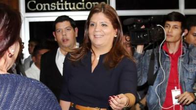 La diputada Lena Gutiérrez y , su hermano Julio al salir de la sala de la audiencia.