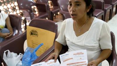 Esta mujer muestra a LA PRENSA las facturas de las medicinas que ha tenido que comprar su hermana para la quimioterapia.