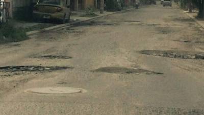 Enormes hoyos se han formado en calles y pasajes de la colonia Los Álamos.