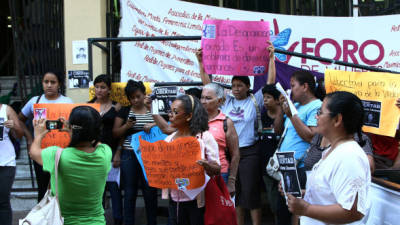 Un grupo de mujeres se plantó ayer afuera del Ministerio Público en esta ciudad.