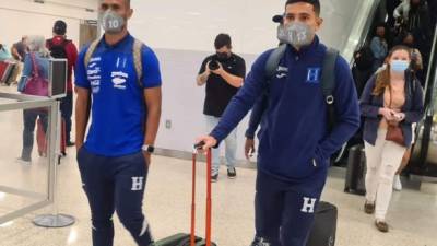 Los mediocampistas Alex López y Jhow Benavídez en el momento que Honduras arribó a Houston. Foto Fenafuth.