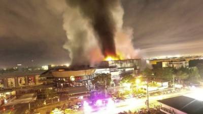 Una fotografía de dron de un centro comercial en llamas provocado por el terremoto de magnitud 6.4 en la ciudad de General Santos, Filipinas. Foto: EFE