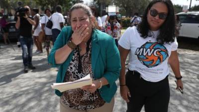 Reina Gómez salió de la cita en ICE con lágrima en sus ojos. AFP