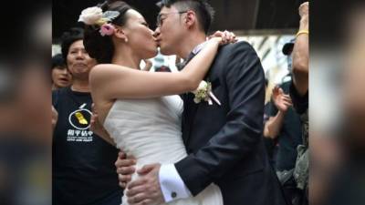 Una pareja realizó sus fotos de boda en medio de la histórica manifestación en Hong Kong.