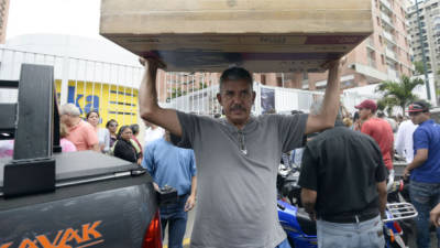 Los compradores de diferentes electrodomésticos en Caracas, Venezuela.