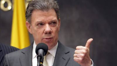 El presidente de Colombia, Juan Manuel Santos, vinculó hoy a las 'fuerzas oscuras' que a su juicio están detrás del caso de espionaje extraoficial a los negociadores de paz y otros personajes con las persecuciones contra líderes de la izquierda.