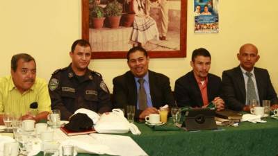 Pastores de la Rivera Hernández y policía se reunieron para planificar el evento.