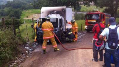 Elementos del Cuerpo de Bomberos intervinieron para que el camión no quedara reducido a cenizas.