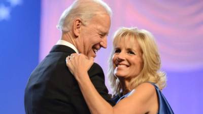 Jill Biden se apresta a convertirse en la sucesora de Melania Trump como primera dama del país tras la victoria de su esposo, Joe Biden, en varios estado clave que lo dejan a seis puntos de la presidencia de Estados Unidos.