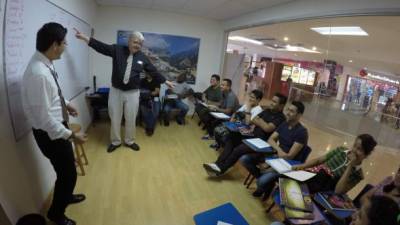 Estudiantes de inglés de la Academia Europea durante una clase con educadores extranjeros. Foto: Yoseph Amaya