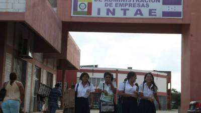 Estudiantes de la jornada vespertina caminan por los predios del Intae. Foto: José Cantarero.