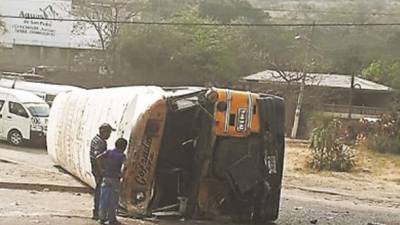 El bus volcó al impactar con una rastra.