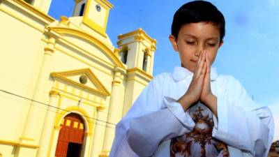 El pequeño Franklin Mejía ha participado en unas 600 misas desde que comenzó a ayudar a los sacerdotes a los cuatro años, calcula su padre.