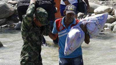 Cientos de colombianos continúan huyendo de Venezuela por miedo de ser deportados. Foto: AFP