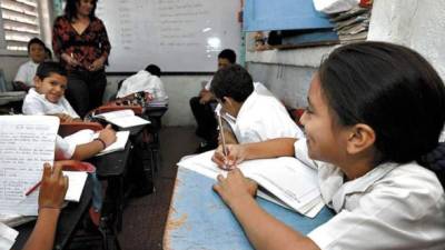 Menores recibiendo clases en una escuela de Honduras.