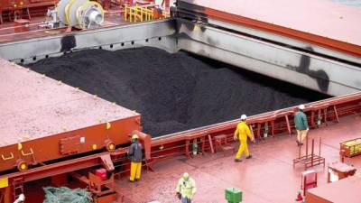 Un supercarguero con carbón en el puerto de Baltimore. Glencore es uno de los mayores productores de la materia prima.