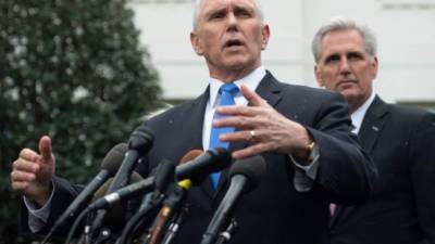 Pence se reunió este miércoles con los 180 embajadores de EEUU en el Departamento de Estado./AFP.