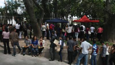 Una larga cola de adultos y jóvenes se formó en el sector de Loarque por la feria de empleo de un supermercado.