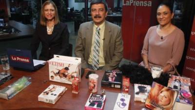 Los invitados, Manuel Orellana, sexólogo clínico y Angie Suazo, gerente administrativo de la tienda +18 Toys, acompañados de la periodista Karen Mendoza. Foto Enrique Ordoñez.