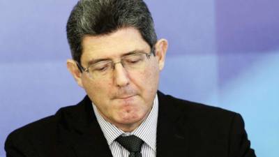 Joaquim Levy, ministro de Hacienda de Brasil, recibe críticas desde todos los frentes.