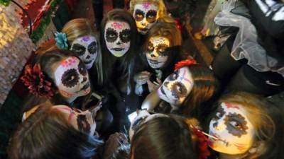 Un grupo de participantes en el desfile de Halloween en Greenwich Village, Nueva York.