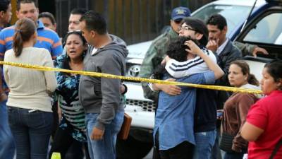 Dos familias lloran la trágica muerte de sus parientes durante ataque en terminal de buses.