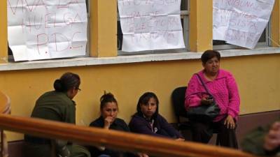 Un grupo de mujeres de los partidos opositores al Gobierno inició una huelga de hambre por un supuesto fraude en el cómputo de los votos en los órganos electorales regionales para que el partido del presidente Evo Morales tenga los dos tercios del Congreso sin el contrapeso de la oposición, en las instalaciones del órgano electoral en La Paz, Bolivia.