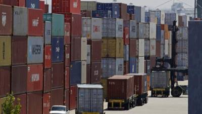 En esta imagen de archivo, tomada el 22 de julio de 2019, contenedores de mercancías apilados en columnas a la espera de ser cargados en camiones en el puerto de Oakland, en Oakland, California. (AP Foto/Ben Margot, archivo)