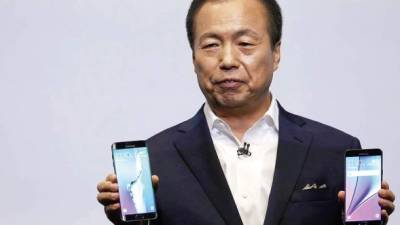 J.K. Shin, jefe de la división móvil de Samsung Electronics, sostiene los dos dispositivos nuevos durante su presentación en Nueva York.