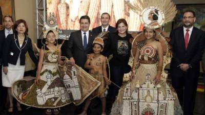 La ministra Hilda Hernández y el presidente Juan Orlando Hernández encabezaron el lanzamiento del concurso.