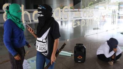 Un grupo de mujeres encapuchadas también se tomaron el edificio administrativo y lo mancharon.