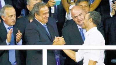 El presidente de la UEFA, Michel Platini (segundo desde la izq.), felicita a Luis Enrique, entrenador del Barcelona.