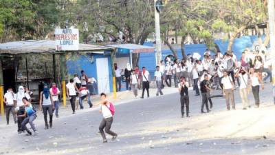 Por cuatro horas se extendió la lucha entre estudiantes y policías.